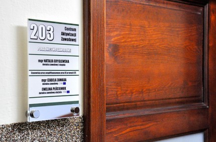 TABLICZKI PRZYDRZWIOWE / PUP Ostrzeszów